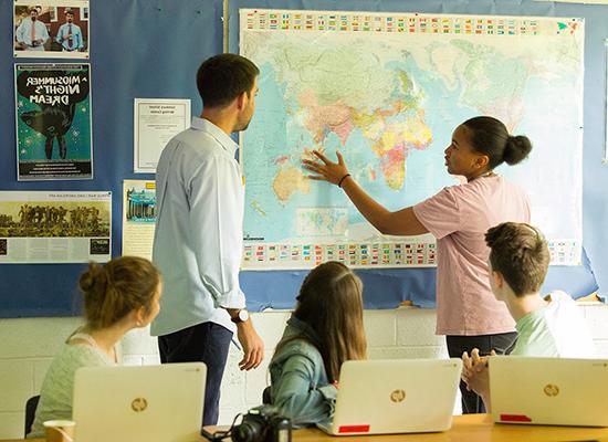 Teacher with Students in Geography Class - 韦德娱乐app下载地址